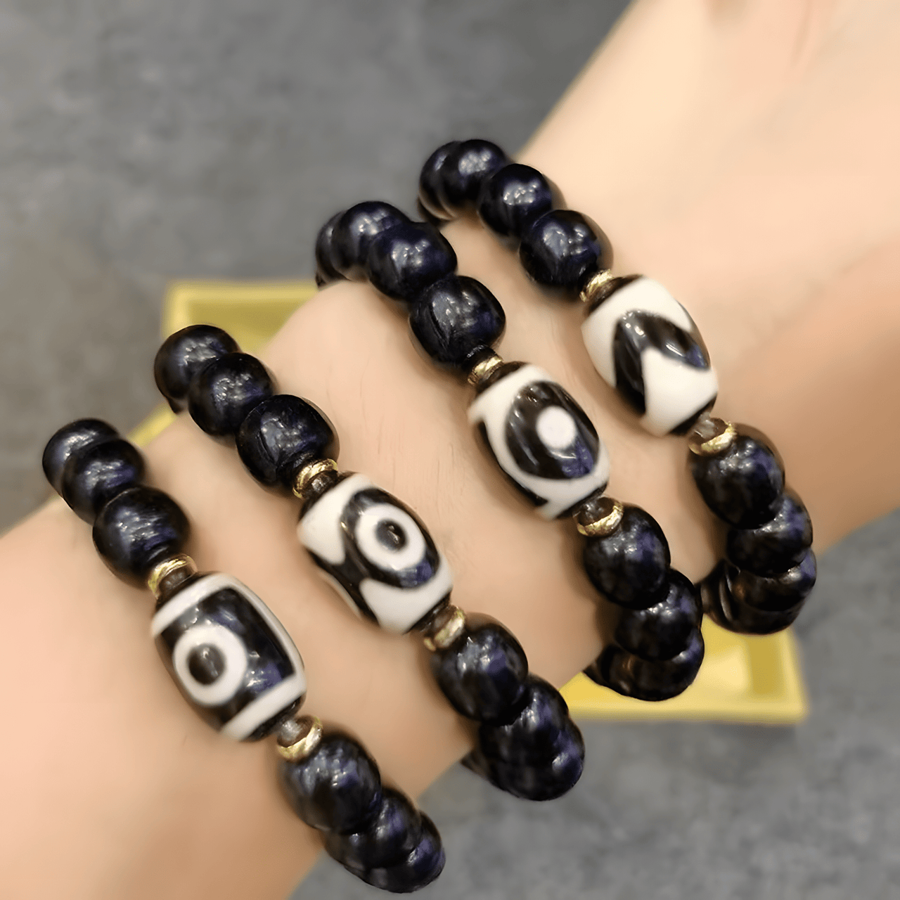3A Black Warrior Agate Three-Eyed Himalayan Dzi Bracelet – Wealth & Abundance